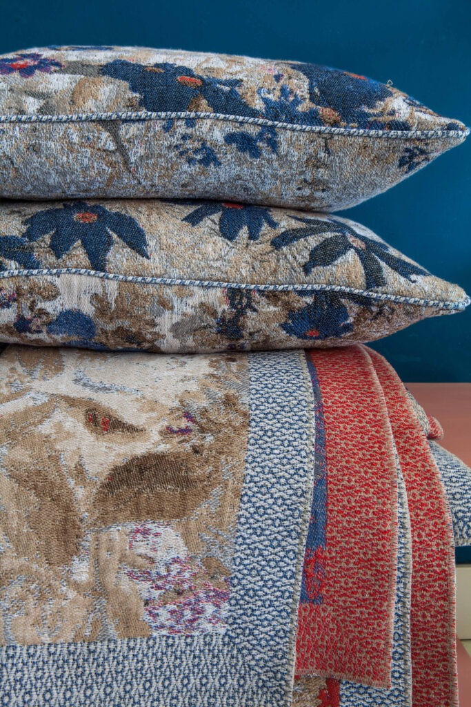luxuus woven plaids and cushions